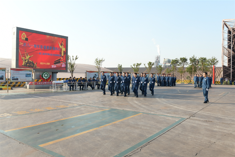 7月30日，儲運中心黨委在公司交通安全警示教育基地開展“慶八一? 展軍姿? 提素質? 強執行”準軍事化隊列會操展演