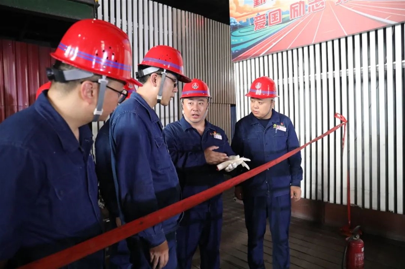 馮偉到煉鋼廠LF精煉爐檢修現場調研指導工作